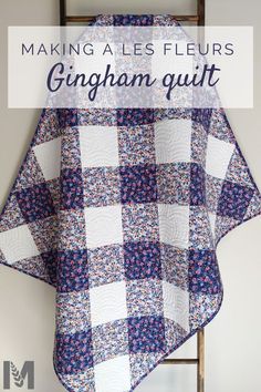 a blue and white quilt with the words making a les fleurrs gingham quilt