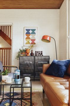 Split Complementary Color Scheme, Coastal Living Room Ideas, 70s Interior Design, Midcentury Modern Style, Make Your Home Cozy, Split Complementary Colors, 70s Interior, Home Cozy, Coastal Living Rooms