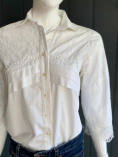 Splendid vintage Austrian blouse 80/90s in white cotton with lace and embroidery, with collar with small lapels, 3/4 sleeves with scalloped lace cuffs, bust with flat bias pleats, English style lace with openwork eyelets and embroidered surfaces, buttonhole. Straight, slightly flared cut. DooWop is a FAN of this absolute beauty, elegantly mixing tradition and timeless modernism. Worn but good vintage condition, jeans not included in sale. Ideal Size 36/38, the model is a 36/38, please refer to t Spring Collared Blouse With Lace Trim, Spring Lace Trim Button-up Shirt, Summer Button-up Shirt With Broderie Anglaise, Classic Shirt With Lace Collar For Spring, Collared Cotton Blouse With Lace Trim, White Spring Shirt With Lace Collar, Spring Lace Collar Button-up Shirt, White Shirt With Lace Collar For Spring, Spring Cotton Lace Blouse With Broderie Anglaise