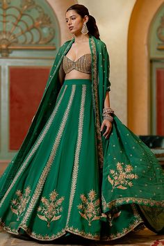 Emerald Green Lehenga, Mehendi Outfits For Bride, Mehendi Outfit, Ghaghra Choli, Mehendi Outfits, Georgette Lehenga, Lehenga Designs Simple, Indian Bride Outfits