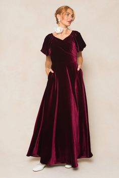 Stunning doesn't begin to describe our playful Tessie Dress, made with luxurious wine velvet fabric. Featuring a v-neckline, short puff sleeves, and a maxi-length skirt with pockets, this nursing friendly dress is fully lined and has a hidden back zipper. With a faux wrap bodice and non-stretch fabric, it's perfect for any occasion. (Hey fall brides, this would be a BEAUTIFUL bridesmaids dress!!)Ps. This style is running a bit big. We recommend sizing down 1 size! Maroon Wedding Colors, Emerald Velvet, Nursing Friendly Dress, Fall Bridesmaids, Bridesmaid Dresses Boho, Fall Bridesmaid Dresses, Maroon Wedding, Autumn Bride, Mismatched Bridesmaids