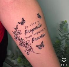 a tattoo with butterflies on it that says, so vie propesito que suporta procese