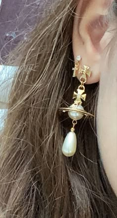 Pearl Drop Earrings Vivienne Westwood, Vivienne Westwood Gold Earrings, Vivienne Westwood Earrings In Ear, Vivienne Westwood Earrings Gold, Vivienne Westwood Jewellery Aesthetic, Golden Earrings Aesthetic, Vivienne Westwood Pearl Earrings, Vivienne Westwood Earrings, Vivienne Westwood Jewellery