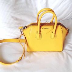 Ideas de Como Utilizar el Amarillo en tus Outfits (2018) Givenchy Handbags, Givenchy Bag, Bag Obsession, Handbags Affordable, Luxury Purses, Cheap Handbags, Cute Purses, Givency Antigona Bag