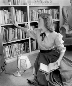 Nina Leen, Books And Art, Budget Outfits, Old Photography, Foto Poses, Woman Reading, Vintage Life, Mode Inspo