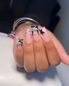 There's a new beauty trend taking over Instagram and it's absolutely stunning. Say hello to "quartz nails". Baddie Short Square Nails, Short Square Nail Art Ideas, Nails With Charms Y2k Black, Medium Square Acrylic Nails Hello Kitty, Kehlani Inspired Nails, Rod Wave Concert Nails, Medium Baddie Nails Acrylic, Medium Length Nails Black Women, Nail Disine Ideas