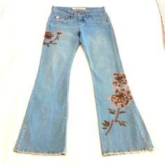 Z. Cavaricci Jeans Beaded Sz 7 Blue Floral Boot Flare 70s Bohemian Gypsy Hippie Vintage Festival Gypsy Bell Flare Bottoms Authentic Hippie Jeans 100% Authentic Z. Cavaricci Wide Flare Boot Cut Low Rise Beaded Gorgeous Vintage Cavaricci Jeans Pretty Beaded Flowers Faded Light Blue Boot Cut Women's Jrs Size 7 Measures Approximately: Waist: 30" Length: 40" Hip: 17" Front Rise: 8" Width Of Bottom Of Leg: 9" Perfect For Festival, Concerts, Every Day Fun!! Enjoy You Super Cool Jeans! Be Unique Inventory #102 Cottagecore Jeans, Z Cavaricci Jeans, Beaded Jeans, Bohemian 70s, Hippie Jeans, 70s Bohemian, Dressy Jeans, Flare Bottoms, Cowgirl Jeans