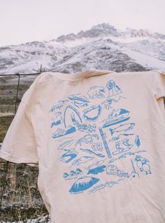 Our tribute to the nature in Alaska! This design features all eight national parks, major mountains, beloved wildlife, & 15+ other beautiful sites from Top of the World to Ketchikan. Let it remind you of the places you've been and inspire you to see the rest! *A portion of every sale will be going to the Alaska Native Justice Center in Anchorage, AK. The ANJC "promotes justice through culturally based advocacy, prevention, and intervention services to restore dignity, respect, and humanity to al Alaska Shirt Design, Nature Sweatshirt Design, Outdoor Graphic Tees, Vintage Alaska, Tshirt Design, Alaska Outfits, Winter Tees, Mountain Shirt, Beautiful Sites