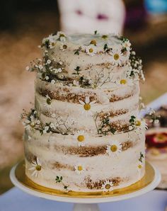 two different cakes with flowers on them, one is white and the other is brown