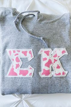 a gray sweatshirt with pink and white hearts on it that says k is for k