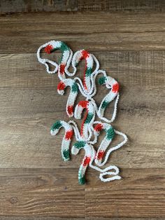 the rope has been made to look like candy canes and is on top of a wooden floor