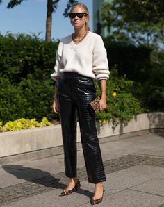 30 Outfit Ideas for September - PureWow Leather Pants Street Style, Leather Pants Outfit Winter, Black Leather Pants Outfit, How To Style Leather Pants, Outfit Trabajo, September Outfits, Winter Pants Outfit, Pleather Pants