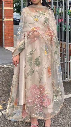 Embroidery Dress Designs Pakistani, Pakistani Dupatta Suit, Aesthetic Pakistani Dresses, Aesthetic Indian Dress, Pakistani Suits For Wedding, Suit Ideas For Women Indian, Pakistani Dupatta, Embroidery Dupatta, Shadi Dresses