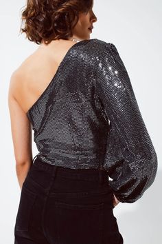 Step into the spotlight with our Party Cropped One Shoulder Top, featuring stunning glitters and a single long sleeve in classic silver. This top is perfect for parties and casual events, offering a blend of style and comfort that flatters all body types.    With its cropped length and ruched volume sleeves, this top exudes a sense of glamour and sophistication. The one-shoulder design and sequin embellishments add a dazzling touch to your outfit. It's equipped with a zip side for easy wear.    Crafted from 95% Polyester and 5% Elastane, this top provides a comfortable and flexible fit. Our model is wearing size S and stands at 5'' with measurements of 32-23-35. For your convenience, we offer S-M-L sizing, corresponding to US sizes 4, 6, and 8, respectively.    Step out in style with our P Top Brillante, Silver Crop Top, One Shoulder Top, Style Party, Silver Tops, Aesthetic Guys, Color Plata, One Shoulder Tops, Shoulder Crop Top