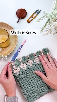 two hands are holding a crocheted purse with the words, will 6 sizes