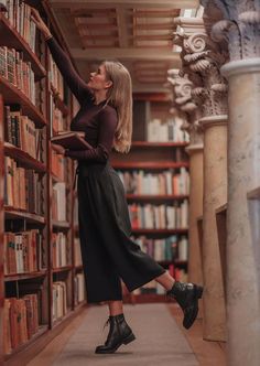 Photoshoot In A Library, Cute Library Outfits, Library Style Outfit, Library Photo Shoot Aesthetic, Library Girl Aesthetic Outfit, Library Senior Pictures, Girl In Library Aesthetic, Library Outfits Aesthetic, Reading Photoshoot