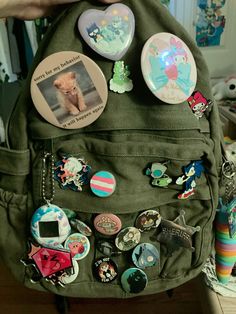 IM SO ANXIOUS 4 SCHOOL VRO… at least ill have the swag #scene #scenekid #grunge #backpack repost cause the last pic was so blurry and i didnt notice 😞 Pin Covered Backpack, Backpack Ideas Diy, Things To Put In Your Bag For School, How To Organize Your Backpack, Aesthetic Backpack Decor, Scene School Supplies, Custom Backpack Ideas, What I Have In My School Bag