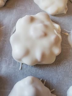 some kind of food sitting on top of a table