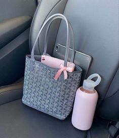 Uni Handbags, Car Inspo Interior Aesthetic, Uni Bag, Goyard Tote, Look Rose, Purse Essentials, Handbag Essentials, Goyard Bag, Girly Bags