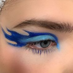 Aesthetic Blue Makeup, Eyeliner Azul, Blue Graphic Liner, Navy Eye Makeup, Wave Makeup, Blue Eyeliner Looks, Maquillaje Aesthetic, Stop Wasting Your Time, Brown Girls Makeup