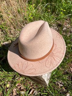 A daisy design on an adjustable wide brim fedora. Each hat is burned by hand. Fits a size 7-7 1/2. Shipping is included in the price. Spring Outdoor Wide Brim Felt Hat, Brimmed Felt Hat For Outdoor Spring Activities, Spring Brimmed Felt Hat For Outdoor, Spring Outdoor Brimmed Felt Hat, Adjustable Short Brim Felt Hat For Spring, Adjustable Fedora Felt Hat For Spring, Spring Adjustable Fedora Felt Hat, Spring Fedora Felt Hat With Adjustable Fit, Country Style Fedora For Outdoor Spring Events