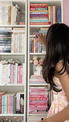 Bookworm Aesthetic Room, Viral Books, Cute Bookshelves, Bookstagram Aesthetic, Best Friend Book, Book Tok, Pink Book, Book Enthusiast