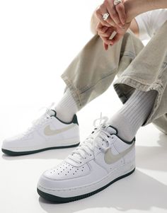 Chaussures, bottes et baskets par Nike Les incontournables de la nouvelle saison Modèle bas Fermeture à lacets Languette et cheville rembourrées Griffe Nike emblématique Perforées pour une meilleure ventilation Semelle intermédiaire en mousse avec amorti Air Semelle extérieure en caoutchouc résistant Semelle concentrique antidérapante Flip Flop Boots, Leopard Print Baby, Baskets Adidas, Shorts Co Ord, Nike Air Force 1 07, Nike Brand, White Trainers, Adidas Gazelle, Swimwear Sale