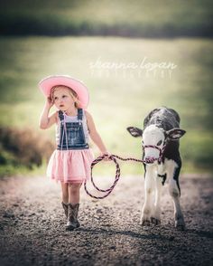 Cowgirl Photoshoot, Foto Cowgirl, Cow Photography, Toddler Pictures, Toddler Photoshoot, Cow Photos, Cow Pictures