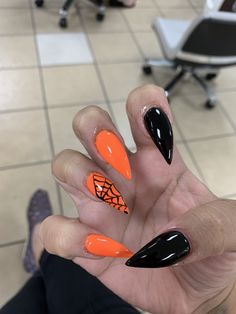 It’s never too early for Halloween nails 🎃 👻 🔪   Nunca es muy temprano para uñas de Halloween 👻 🎃 🔪    #Halloween #spookynails #spiderweb Halloween Nails Acrylic, Halloween Nails Diy, Halloween Acrylic Nails, Cute Halloween Nails, Goth Nails, Halloween Nail Designs, Halloween Nail, Halloween Nail Art, Acrylic Nails Coffin