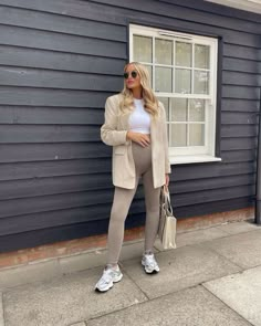 Maternity Cropped Sweater Outfit, Winter Outfit For Pregnant Women, Pregnancy Outfits Fall Winter, Pregnant Leggings Outfit, Winter Outfits For Pregnant Women, Pregnancy Style Fall, Pregnancy Winter Outfits, Pregnancy Outfits Casual, Maternity Outfit Ideas