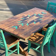 a wooden table and chairs with arrows painted on the top, sitting in front of a parking lot