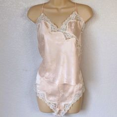 New With Tags In Excellent Vintage Condition Color: Light Pink With White Lace Size M/L Top Size; L Chest/Pit To Pit 20" Length 24" Bottoms Size: M Elastic Stretch Waist 18"-21" Hips 23" Inseam 1.5" Approx. Measurements Taken Flat Buy With Confidence Clothing Items Professionally Steamed Pre-Owned Clothing Laundered 100+ Great Reviews Packaged With Care Shipping Daily Monday-Friday Feminine Sleeveless Delicate Lace Sleepwear, Feminine Delicate Lace Sleeveless Sleepwear, Sleeveless Coquette Camisole For Bedtime, Feminine Sleeveless Camisole For Bedtime, Coquette Sleeveless Camisole For Bedtime, Coquette Sleeveless Camisole For Night, Feminine Camisole Sleepwear With Built-in Bra, Sleeveless Lace Camisole For Sleep, Sleeveless Delicate Lace Sleep Camisole