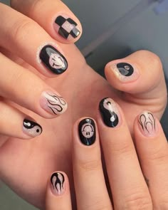 Cute Nails Dark, Cute Minimalist Nails, Nail Art Dark, Spooky Nail Designs, Dark Nail Art, Nails Funky, Spooky Nail, Halloween Nail Art Ideas, Halloween Nail Ideas