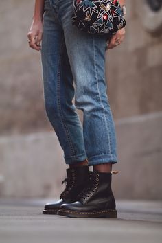 Outfit With Martens Boots, Black Doc Marten Boots Outfit, Style Dr Martens Women, Look Doc Martens, Martens Boots Outfits, How To Wear Dr Martens Boots, Dr Martens Pascal Outfit, Dr Martens Style Women, Dr Martens 1460 Outfit Woman