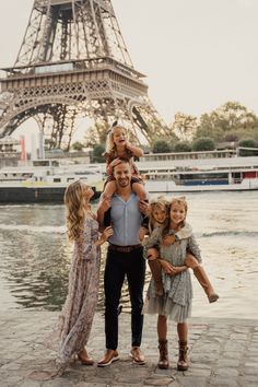 A family takes a commemorative photo at the Eiffel Tower European Vacation Outfits, French Things