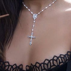 Adjustable 14"-16" pearl rosary choker. Wear it with a plunging neckline, wide leg denim, and sky high platforms! Available in gold and silver. Cute Rosary, Rosary Tattoos, Rosary Bead Tattoo, Glow Jewelry, Pearl Rosary, Christian Girl, Catholic Jewelry, Rosary Necklace, Nameplate Necklace