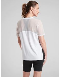 Athleta Wanderlust Hybrid Tee WHITE (FIRST PICTURE) #446478 SIZE M NEW WITH TAGS $49.00 FIT & SIZING Oversized Body length in size medium: 28.5" PRODUCT DETAILS FOR: Indoor and outdoor yoga practice, and life off the mat FEEL: Unbelievably soft and comfortable FAVE: Side slits provide added mobility and airflow Front or back panel can be knotted for convertibility #446478 FABRIC + CARE Recycled Polyester/Lyocell/Spandex SUSTAINABLE: Made from Recycled Poly, a material sourced from post-consumer Outdoor Yoga, Yoga Practice, Dream Wardrobe, One Pic, Fabric Care, White Undershirt, Essence, Mesh, Yoga