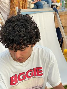 2c Curly Hair Men, Loose Curly Hair Men, Old Money Curly Hair Men, 2c Hair Men, Curly Fringe Men, Curly Flow Men, Old Money Curly Hair, Biggie Shirt