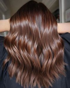 Couleur Cheveux Chocolat : 22 Nuances de Coloration 6 Chocolate Mousse Hair Color, Light Brown Glaze Hair, Single Color Brown Hair, Caramel Brown Hair Balayage, Cognac Hair Color, Caramel Brownie Hair, Warm Caramel Hair, April Hairstyles, Expensive Brunette Hair Color