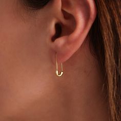 SAFETY - PIN - EARRINGS Upgrade your accessory game with our chic Safety Pin Earrings. These minimalist gold earrings add a modern geometric flair to any ensemble, perfect for achieving that effortless, minimalist look. Whether it's a Mother's Day surprise or a thoughtful gift for your sister or best friend, these dainty earrings are sure to make a statement. Celebrate special occasions like graduations or simply show your appreciation to the special women in your life with these versatile and stylish earrings. - Material: Pure 925 Sterling Silver - Finishes Available: Classic Sterling Silver, Luxurious 18K Gold, Romantic Rose Gold - Sold as a pair. -Every product comes beautifully wrapped, prepared as a perfect gift in sophisticated jewelry boxes. Our reusable and eco-friendly jewelry box Minimalist Single Plug Earring For Everyday, Minimalist Single Plug Earring As Gift, Minimalist Tarnish Resistant Plug Earrings Gift, Modern Paperclip Earrings For Everyday, Simple Everyday Drop Threader Earrings, Minimalist Tarnish Resistant Drop Wrap Earrings, Modern Paperclip Everyday Earrings, Minimalist Hoop Plug Earrings As Gift, Minimalist Wrap Earrings As Gift For Pierced Ears