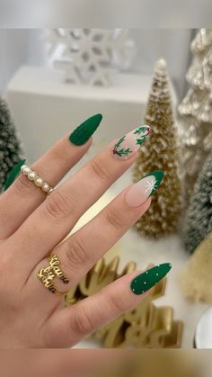 Long Christmas Nails, Nails Navidad, Green Xmas, Xmas Nails, Christmas Holly, Mani Pedi, Cute Acrylic Nails, Holiday Nails, Winter Nails