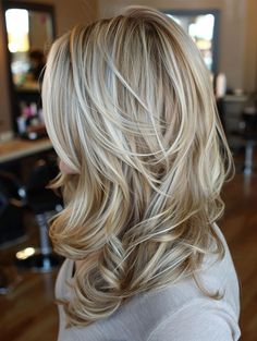 Blonde To Platinum, Blonde Highlight Ideas, Thick Wavy Haircuts, Dark Hair Brown, Brunette With Blonde Highlights, Chunky Blonde Highlights, Vanilla Blonde, Ideas For Dark Hair