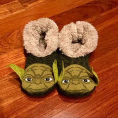 Excellent Like New Condition. Never Worn. Cozy House Slippers. Soft Furry Lining. Rubber Traction Beads On The Bottom. Women’s Size 5. Yoda Slippers, House Slippers, Cozy House, Slippers, Like New, Beads, Green