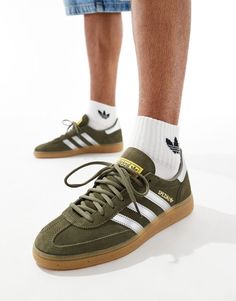 Schuhe, Stiefel & Sneaker von adidas Originals Lässige Coolness: Perfektioniert Mit flacher Sohle Zum Schnüren Gepolsterter Schaft Markentypisches Adidas-Logo Gummisohle Strukturiertes, griffiges Profil Adidas Casual, Adidas Branding, Leopard Print Baby, Baskets Adidas, Adidas Spezial, Shorts Co Ord, Adidas Sneaker, White Trainers, Adidas Gazelle