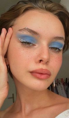 Harry Styles Makeup Look, Harry Styles Makeup Concert, Harry Styles Concert Makeup, Blue Makeup Aesthetic, Harry Styles Makeup, Grafik Eyeliner, Pearl Eye Makeup