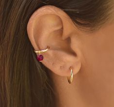 This cartilage hoop earrings are gold plated sterling silver 925. The hoop has a ruby stone bead. There are many different stones to choose from. Hoop Conch Piercing, Conch Piercing Ring, Cartilage Hoop Earrings, Helix Earrings Hoop, Conch Piercings, Piercing Conch, Conch Hoop, Conch Jewelry, Earring Hoop