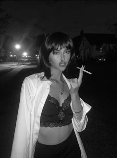 Pulp Fiction Aesthetic Costume, Mia Wallis Pulp Fiction Halloween Costume, Iconic Black Haired Characters, Hot Iconic Halloween Costumes, Pulp Fiction Cosplay, Pull Fiction Costume, Brunette Bob Halloween Costume, Mia Pulp Fiction Halloween, Mia Wallis Pulp Fiction Costume