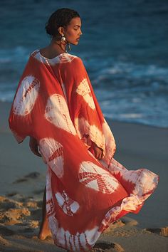 In a super soft fabric and tie dye pattern this oversized maxi kimono features statement cutout detailing under the arms. Tie Dye Kimono, Free People Kimono, Jean Short Outfits, Maxi Kimono, Beach Sarong, Tie Skirt, Cotton Kimono, Print Kimonos, Tie Dye Patterns