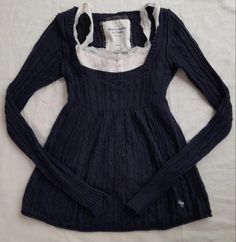 Grunge Vampire, Mary Kate And Ashley, Autumn Fits, Navy Sweater, Classic Sweater, Causual Outfits, Mary Kate, Clothing Line