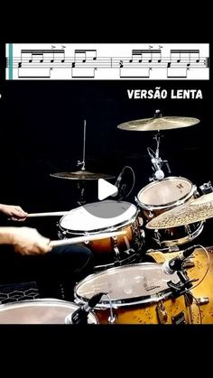 a man playing drums in front of a drum set with the words versao lenta on it